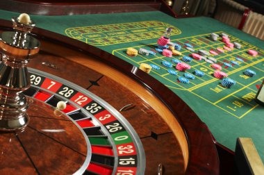 Hood vs Wolf roulette wheel spin with side-profile camera and payout grid display